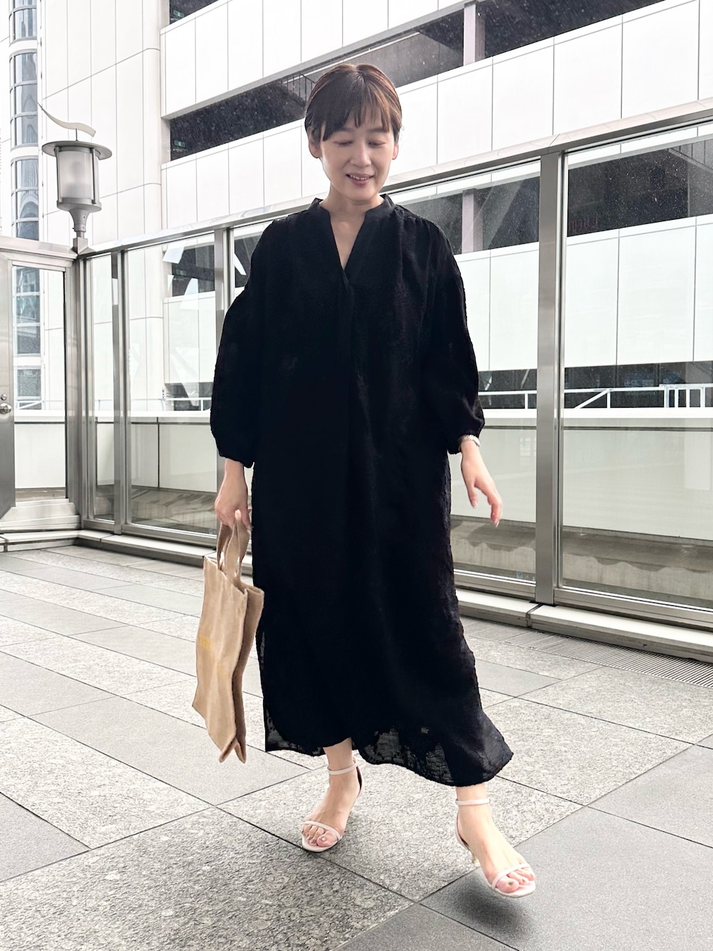 「ワンピース、ワンピーススタイル、初夏コーデ、ブラック、休日スタイル、ラクチンコーデ、オトナカワイイ、シアーワンピース、おでかけコーデ」｜「NOLLEY’Sの◇【WEB限定カラーあり】ストラップサンダル（サンダル、ホワイト系）」を使った、minaさん（レディース・157cm）の春コーディネートの1枚目の写真