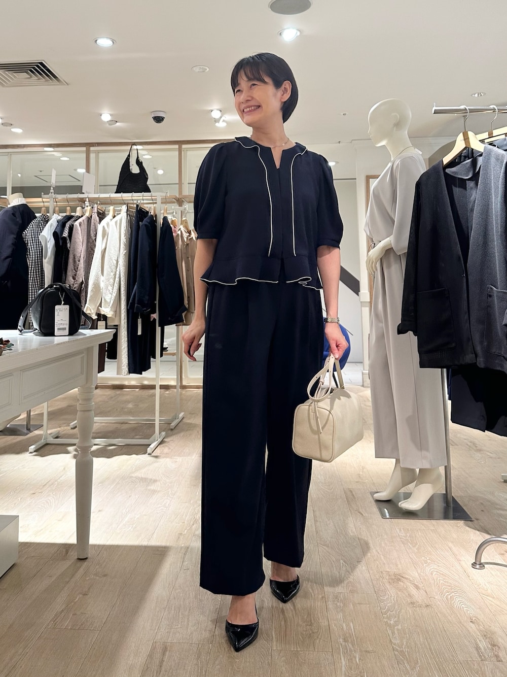 「ブラウス、ブラウスコーデ、ブラウス×パンツ、パンツ、パンツスタイル、パンツコーデ、通勤、通勤コーデ、通勤スタイル、オフィス、オフィススタイル、オフィスコーデ」｜「NOLLEY’Sの《セットアップ対応》ウォッシャブルツイルイージーパンツ（その他パンツ、ブルー系）」を使った、minaさん（骨格ストレート・レディース・157cm）の夏コーディネートの1枚目の写真