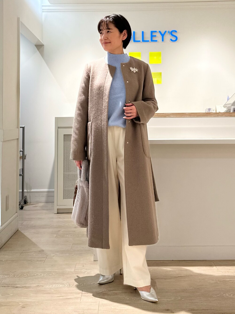 「ノーカラーコート、シャギーコート、カーディガン、ハイネック、ニット、ブローチ、ムートンバッグ、コーム、チャーム、ロングコート、冬コーデ、あったかコーデ、大人可愛い」｜「NOLLEY’Sのウォッシャブル裏起毛イージーワイドパンツ（その他パンツ、ホワイト系）」を使った、minaさん（レディース・157cm）の秋コーディネートの1枚目の写真