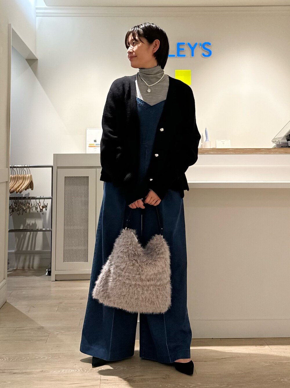 「カーディガン、カーディガンコーデ、タートルネック、デニム、オールインワン、秋コーデ、お出かけコーデ、オトナカジュアル、大人かわいい」｜「NOLLEY’Sのフェイクファーワンショルダーバッグ（ショルダーバッグ、グレー系）」を使った、minaさん（レディース・157cm）の秋コーディネートの1枚目の写真