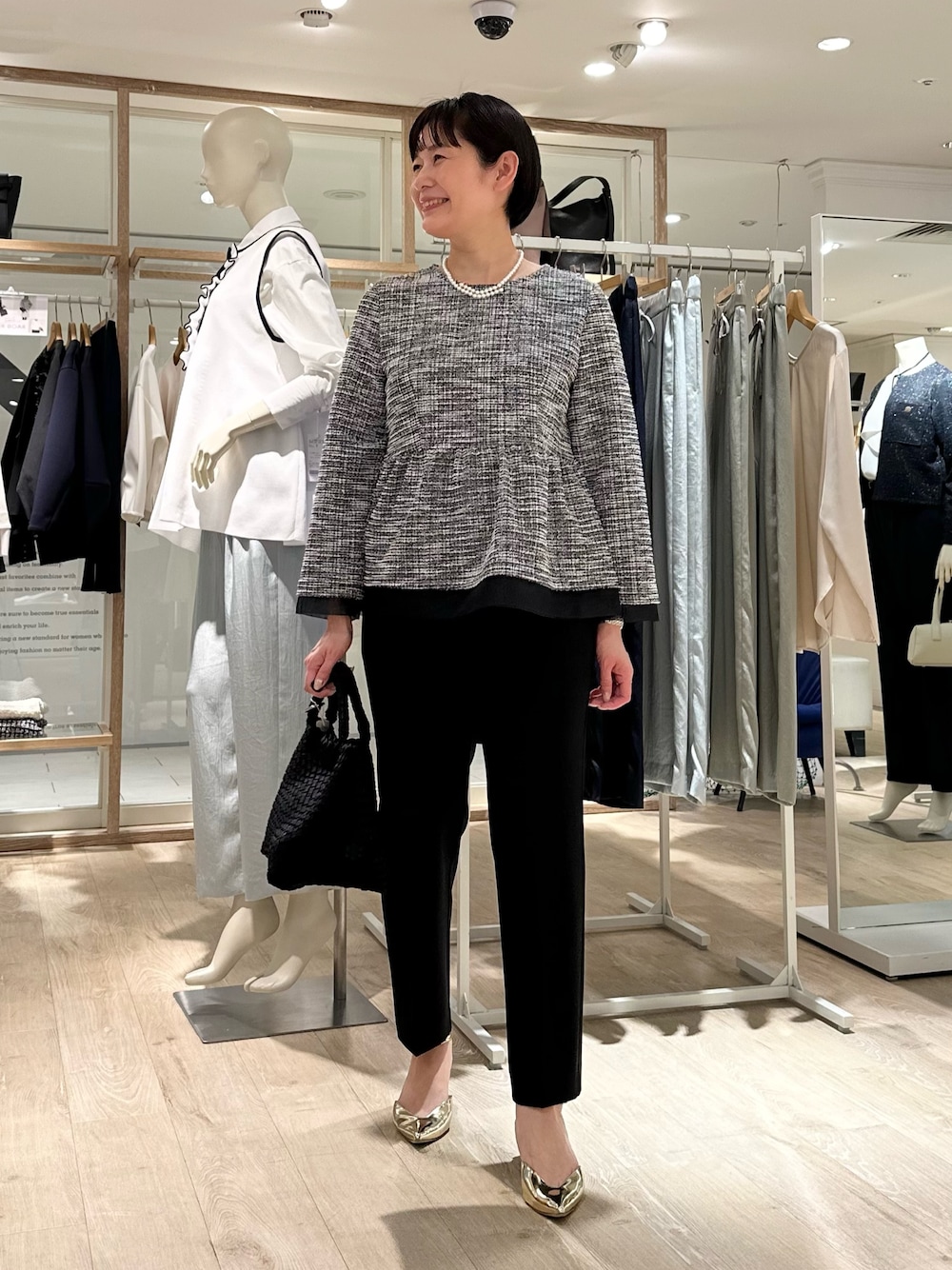 「セレモニー、セレモニーコーデ、セレモニースタイル、パンツ、パンツスタイル、パンツコーデ、春服コーデ、通勤、通勤コーデ、通勤スタイル、オフィス、オフィススタイル、オフィスコーデ、入学式コーデ、卒業式コーデ」｜「grace grace の【grace grace/グラスグラス】シェルパールオーバーショートネックレス（ネックレス、ホワイト系）」を使った、minaさん（骨格ストレート・レディース・157cm）の春コーディネートの1枚目の写真