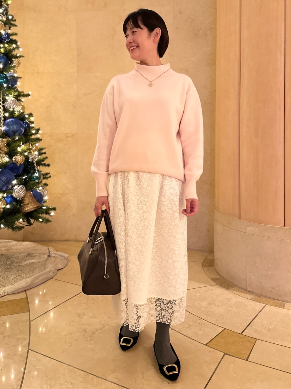 「冬コーデ、ニット、スカート、スカートスタイル、スカートコーデ、レーススカート、ピンクニット、大人女子、大人かわいい、大人可愛い、クリスマスコーデ」｜「NOLLEY’Sの静電気防止加工コットンタイツ（タイツ/ストッキング、グレー系）」を使った、minaさん（骨格ストレート・レディース・157cm）の冬コーディネートの1枚目の写真