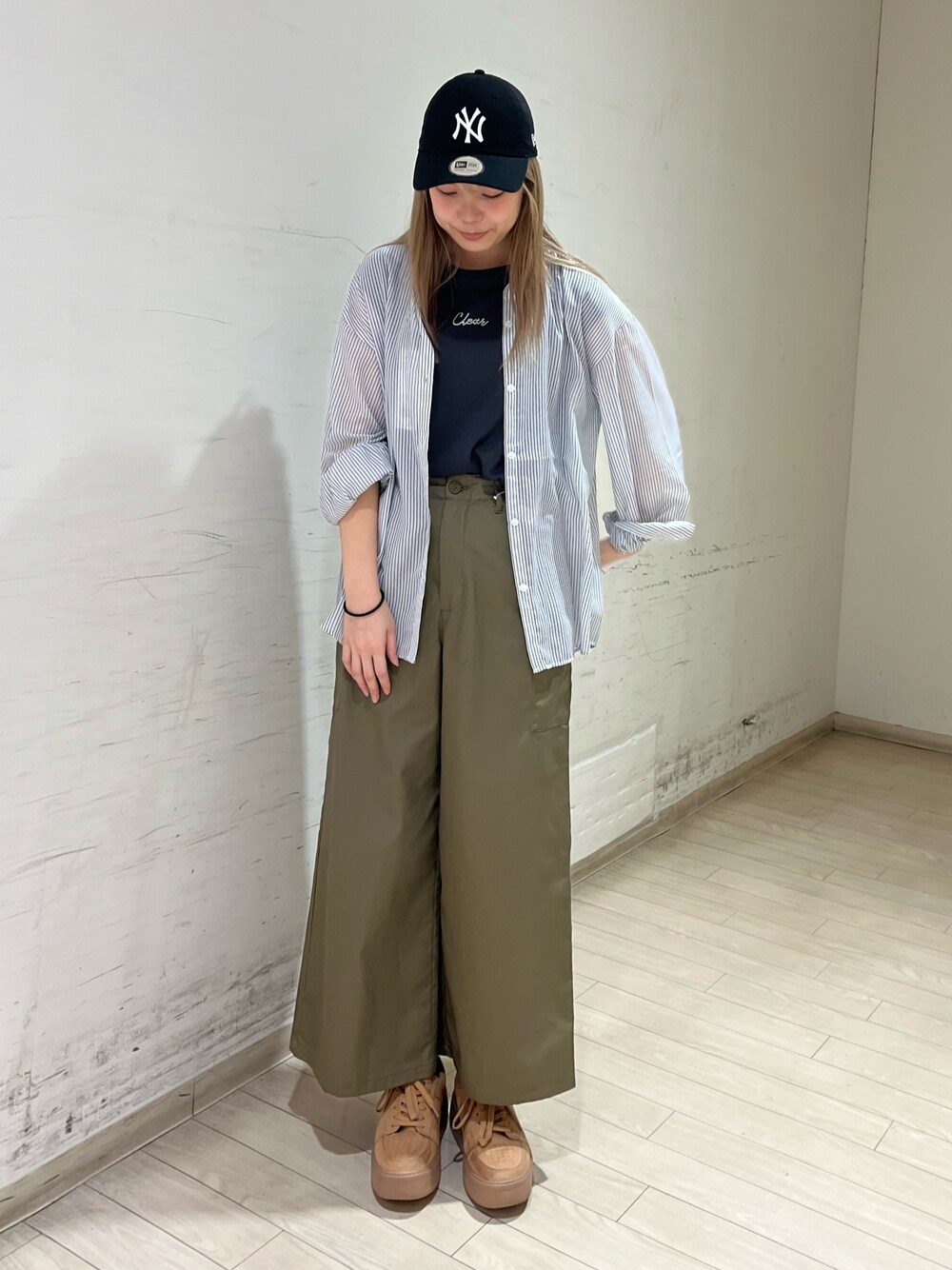 「Samansa Mos2 blue」｜「Samansa Mos2 blueのワイドショルダータンク（Tシャツ/カットソー、グレー系）」を使った、shiori(◡̈)/さん（レディース・163cm）の春コーディネートの1枚目の写真