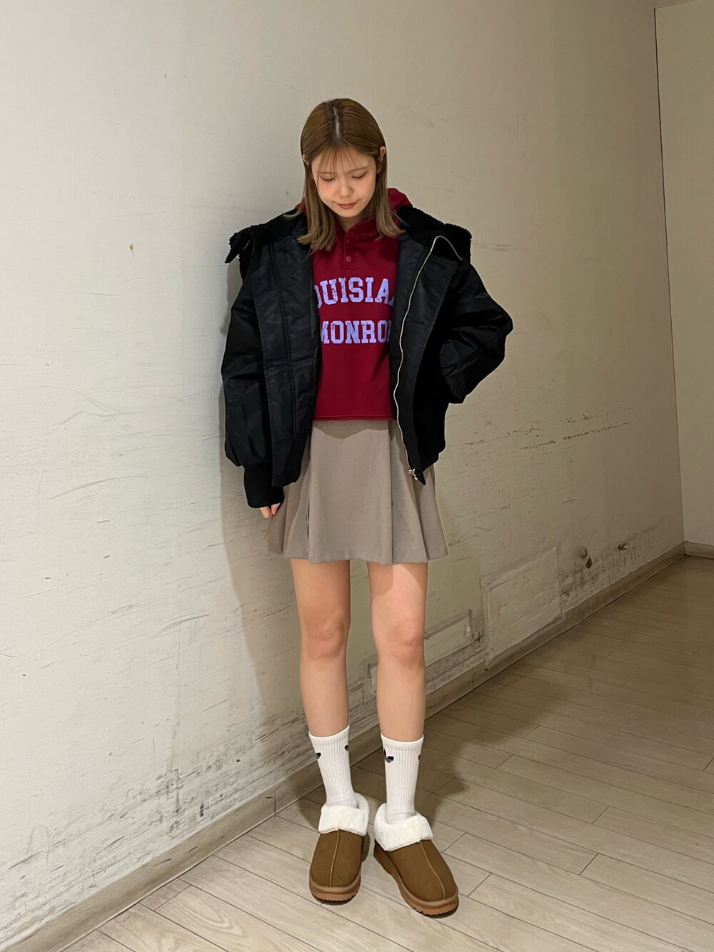 「ehka sopoのショート丈ロゴプリントパーカー（Tシャツ/カットソー、レッド系）」を使った、shiori(◡̈)/さん（レディース・163cm）の冬コーディネートの1枚目の写真