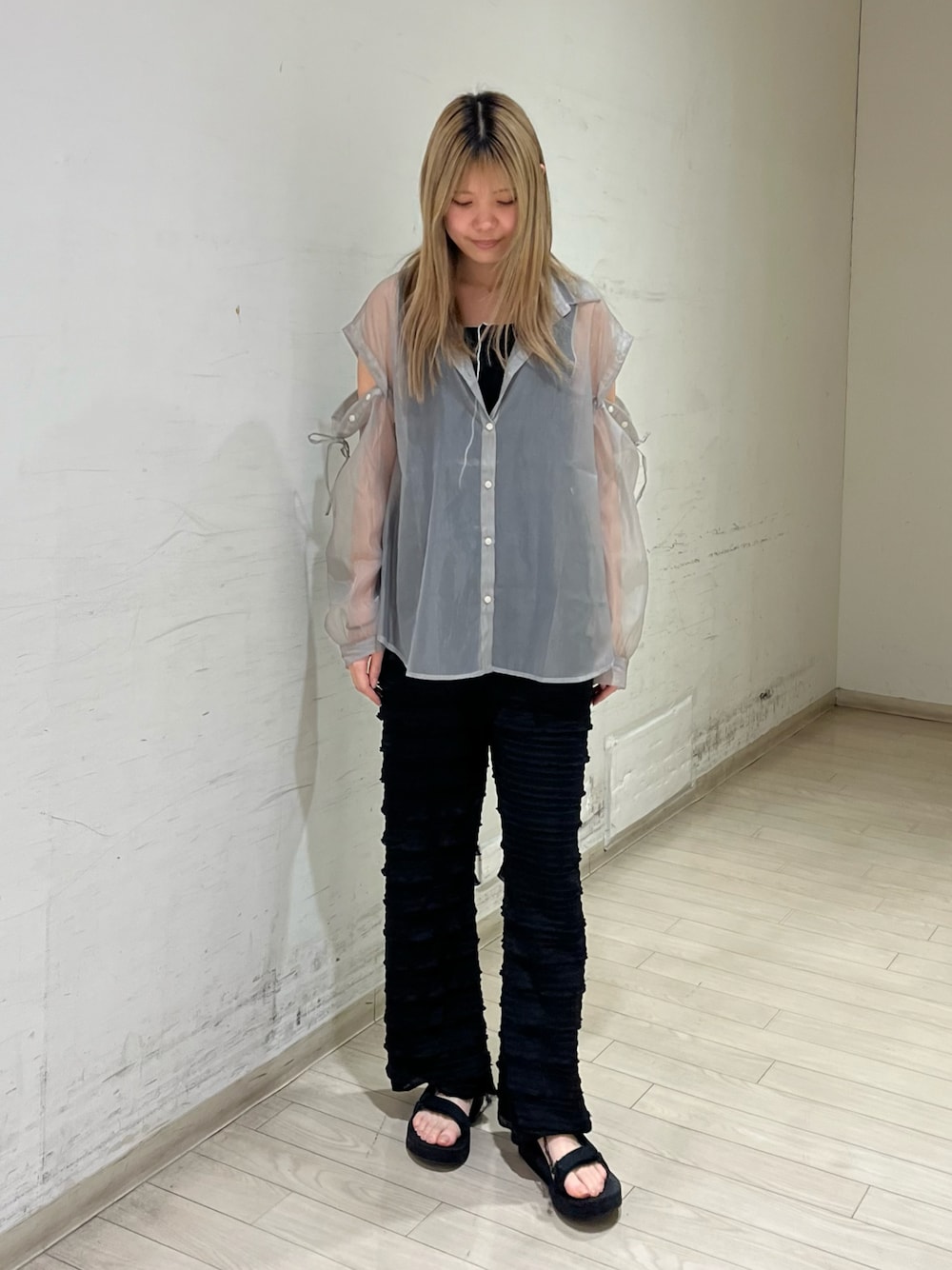 「ehka sopo」｜「ehka sopoの袖2wayビッグシアーシャツ（シャツ/ブラウス、グレー系）」を使った、shiori(◡̈)/さん（レディース・163cm）の春コーディネートの1枚目の写真