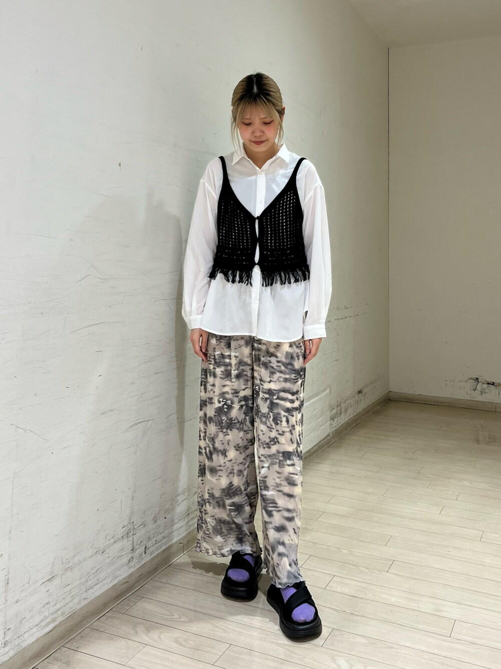 「Samansa Mos2 blueのマルチスタイルシャツ（シャツ/ブラウス、ホワイト系）」を使った、shiori(◡̈)/さん（レディース・163cm）の春コーディネートの1枚目の写真