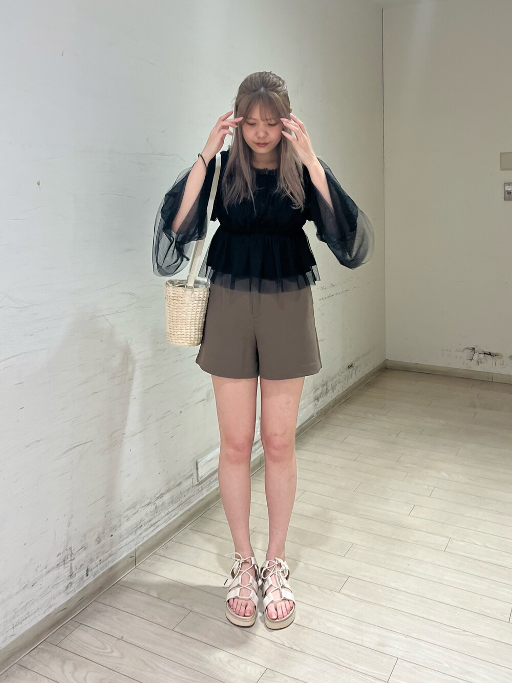 「ehka sopo」｜「ehka sopoのショート丈チュールブラウス（シャツ/ブラウス、ブラック系）」を使った、shiori(◡̈)/さん（レディース・163cm）の春コーディネートの1枚目の写真