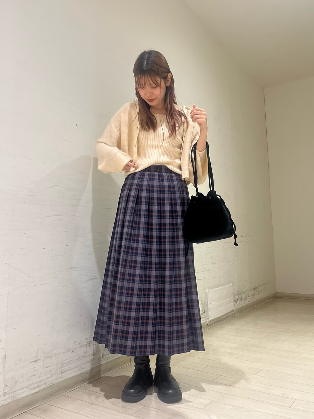 「秋服、オトナ女子、休日スタイル、大人かわいい、お洒落さんとつながりたい、ショートブーツ、スカートコーデ、カーディガンコーデ、ehka sopo、GRL」｜「ehka sopoの◎リボンキャミ&カーディガンセット（カーディガン/ボレロ、ホワイト系）」を使った、shiori(◡̈)/さん（レディース・163cm）の秋コーディネートの1枚目の写真