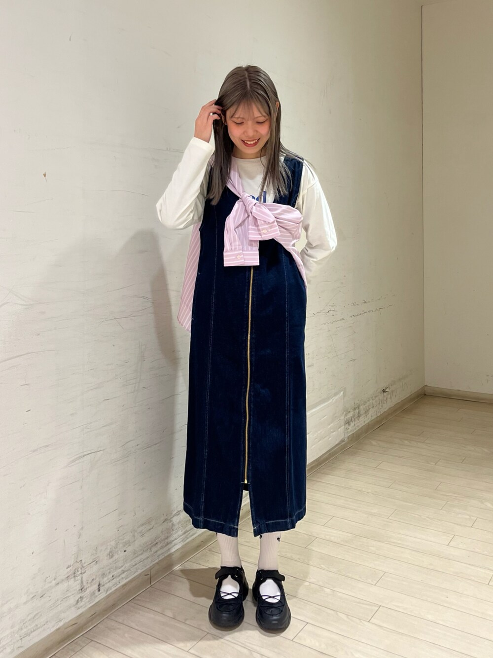 「Samansa Mos2 blueの【軽量】ドロストスニーカーサンダル（ドレスシューズ、ブラック系）」を使った、shiori(◡̈)/さん（レディース・163cm）の春コーディネートの1枚目の写真