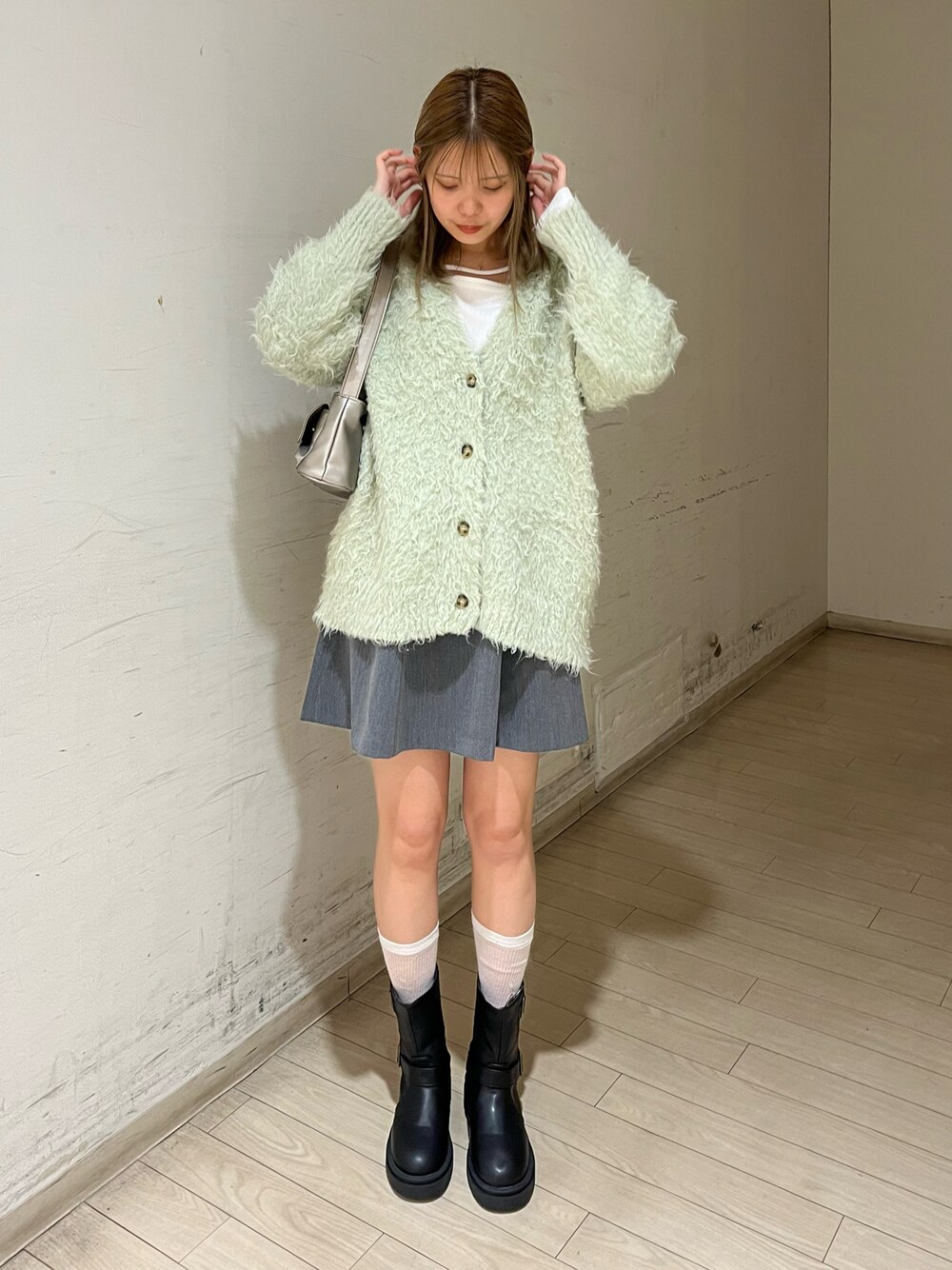 「ehka sopoのVネックモンスターカーディガン（カーディガン/ボレロ、ホワイト系）」を使った、shiori(◡̈)/さん（レディース・163cm）の冬コーディネートの1枚目の写真