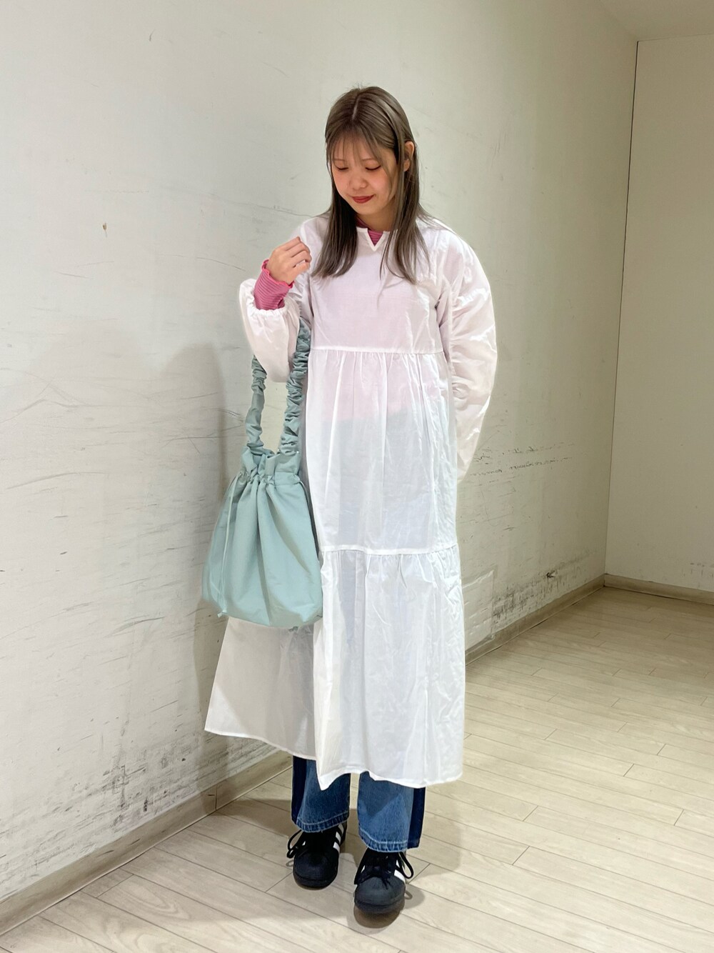 「ehka sopoの袖ギャザーティアードワンピース（ワンピース、ホワイト系）」を使った、shiori(◡̈)/さん（レディース・163cm）の春コーディネートの1枚目の写真