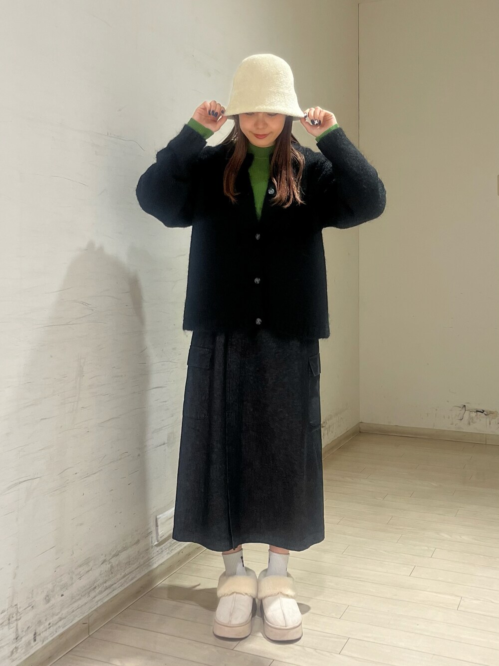 「ファッションを楽しもう、大人女子、シンプルスタイル、休日コーデ、秋冬コーデ、おしゃれさんと繋がりたい、カラーニット、サマンサモスモスブルー」｜「Samansa Mos2 blueのモールべルハット（ハット、ホワイト系）」を使った、shiori(◡̈)/さん（レディース・163cm）の秋コーディネートの1枚目の写真