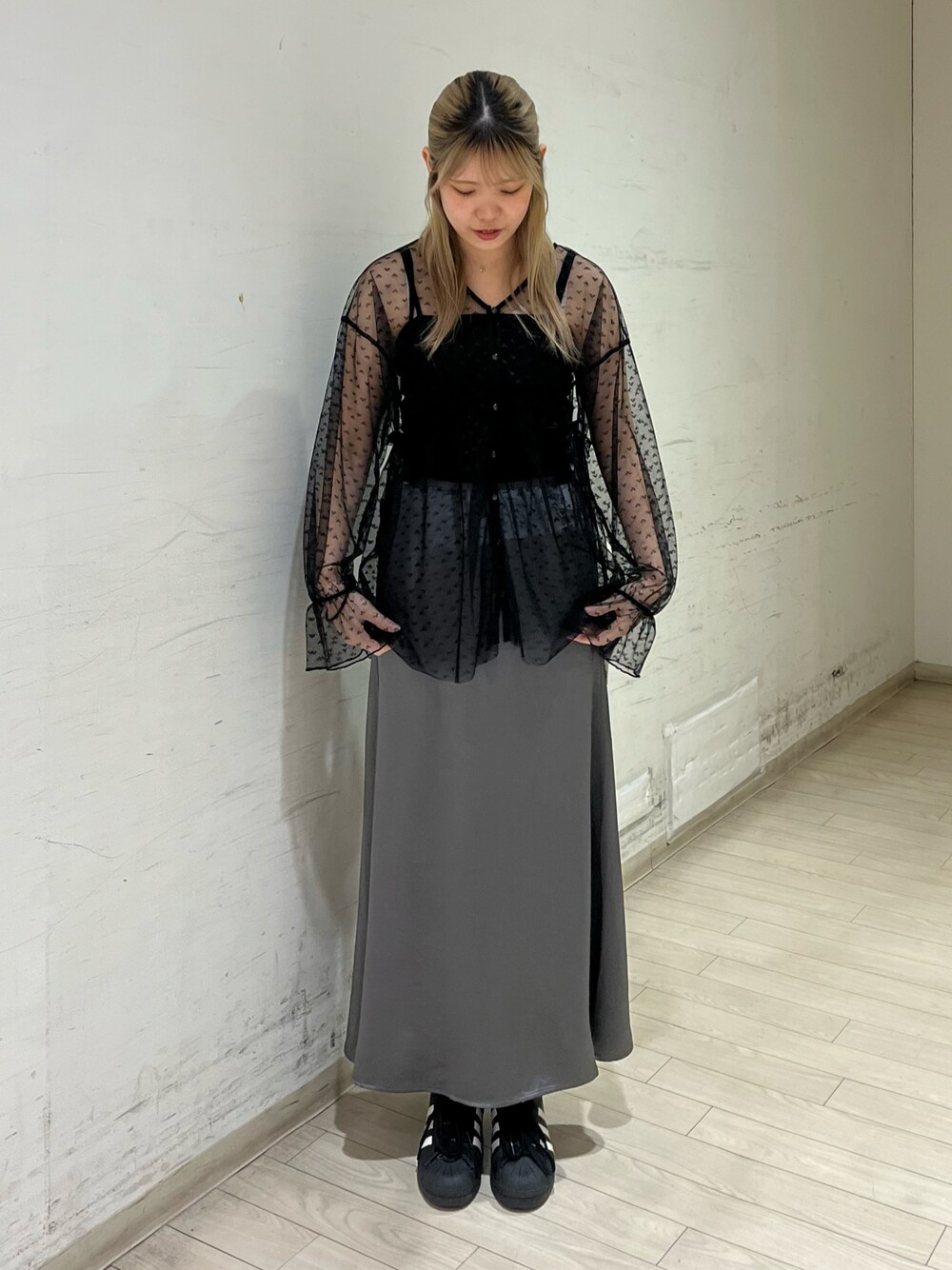 「ehka sopo」｜「ehka sopoのアイテム（シャツ/ブラウス、ブラック系）」を使った、shiori(◡̈)/さん（レディース・163cm）の春コーディネートの1枚目の写真