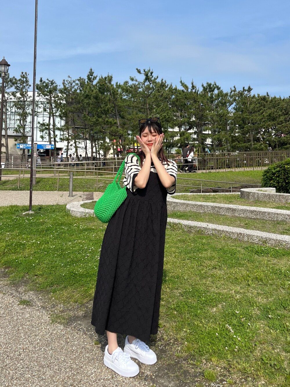 「夏コーデ、初夏コーデ、休日スタイル、サマーニット、カジュアル、おしゃれさんと繋がりたい、今日のコーデ、ootd、ワンピース×スニーカー、ラフコーデ、ラフ、ラフスタイル、Samansa Mos2 blue、PUMA」｜「Samansa Mos2 blueのロープバッグ（ハンドバッグ、グリーン系）」を使った、shiori(◡̈)/さん（レディース・163cm）の春コーディネートの1枚目の写真