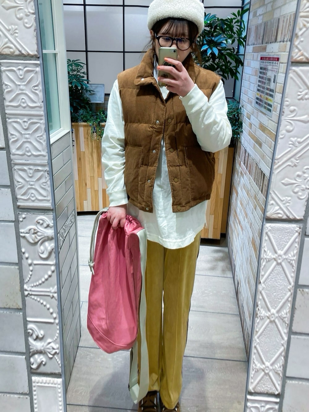 「wee9sのround BOA CAP / ラウンドボアキャップ（ニットキャップ/ビーニー、ホワイト系）」を使った、TNKᡣ𐭩さん（レディース・167cm）の冬コーディネートの1枚目の写真
