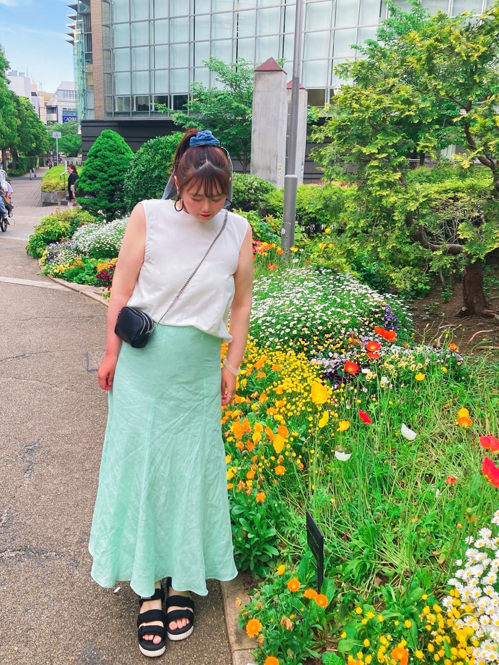 「wee9sのCHIRARISM tank top / レイヤードにもってこいなチラリズムタンクトップ（タンクトップ、ホワイト系）」を使った、TNKᡣ𐭩さん（レディース・167cm）の春コーディネートの1枚目の写真