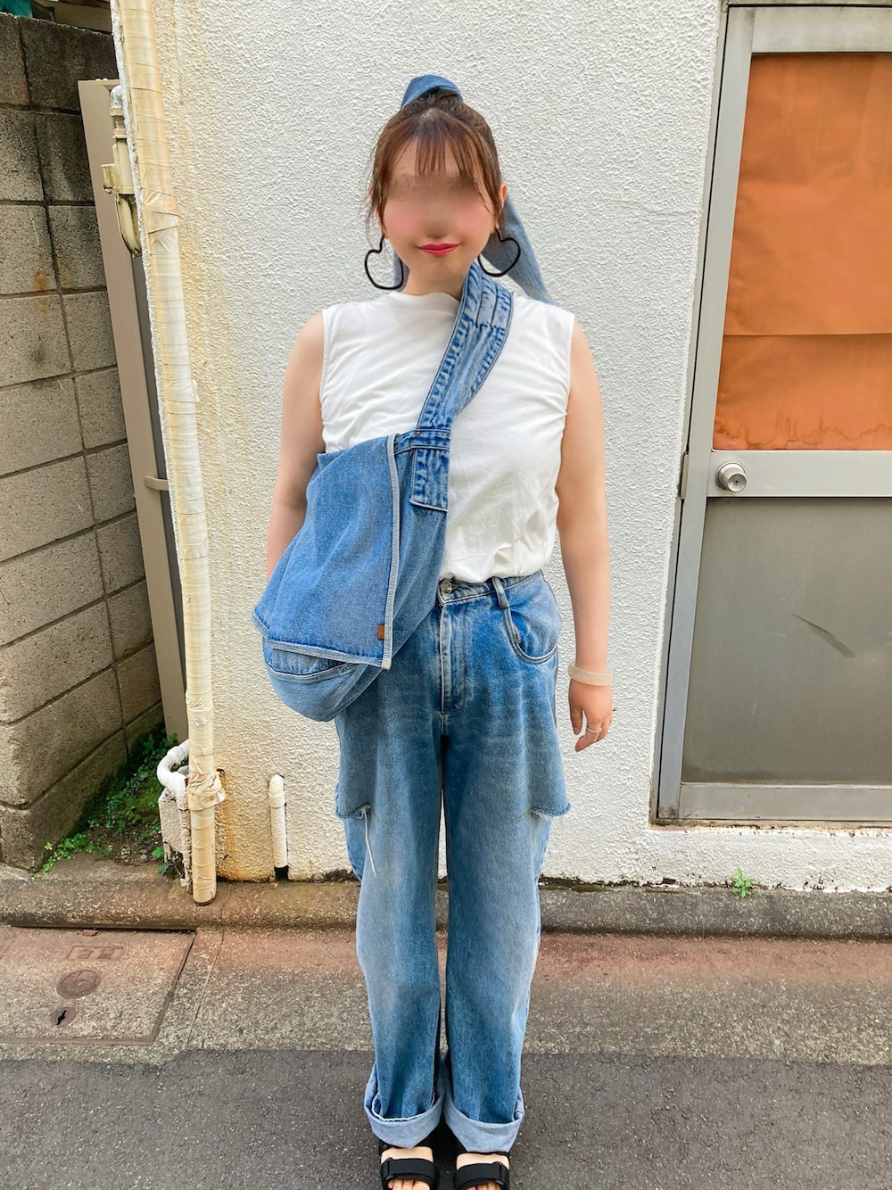 「Spick & Spanの5 1/2 DENIM NEWSPAPERBAG（ショルダーバッグ、ブルー系）」を使った、TNKᡣ𐭩さん（レディース・167cm）の春コーディネートの1枚目の写真