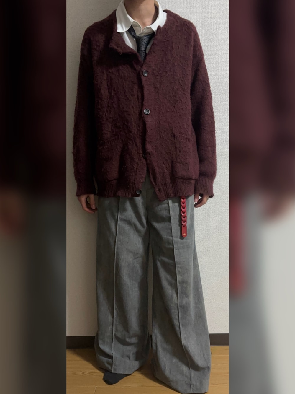 グレー系のその他パンツ、ホワイト系のシャツ/ブラウス、レッド系のカーディガン/ボレロを着用したメンズの秋コーディネートの1枚目の写真