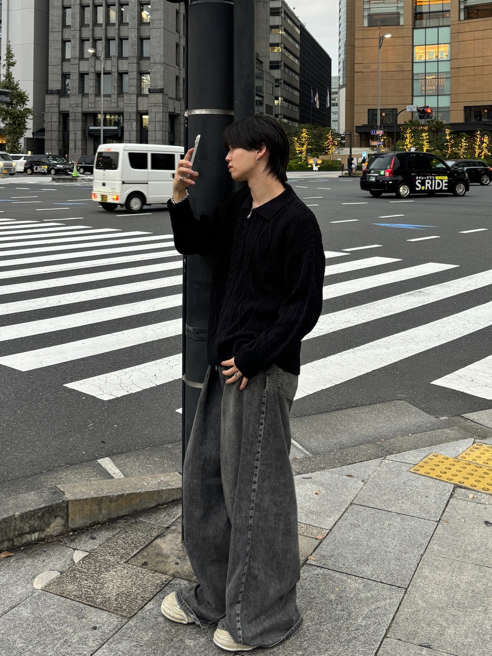 「レザー、キルティング、ロングコート、ブラウン、秋冬コーデ、オトナカジュアル、デニムパンツ、カジュアル、メンズファッション、休日スタイル、秋コーデ、シンプル、大人カジュアル、ブルゾン、ワイドデニム」｜「JOHN LAWRENCE SULLIVANのアイテム（デニムパンツ、グレー系）」を使った、こたさん（メンズ・178cm）の秋コーディネートの1枚目の写真