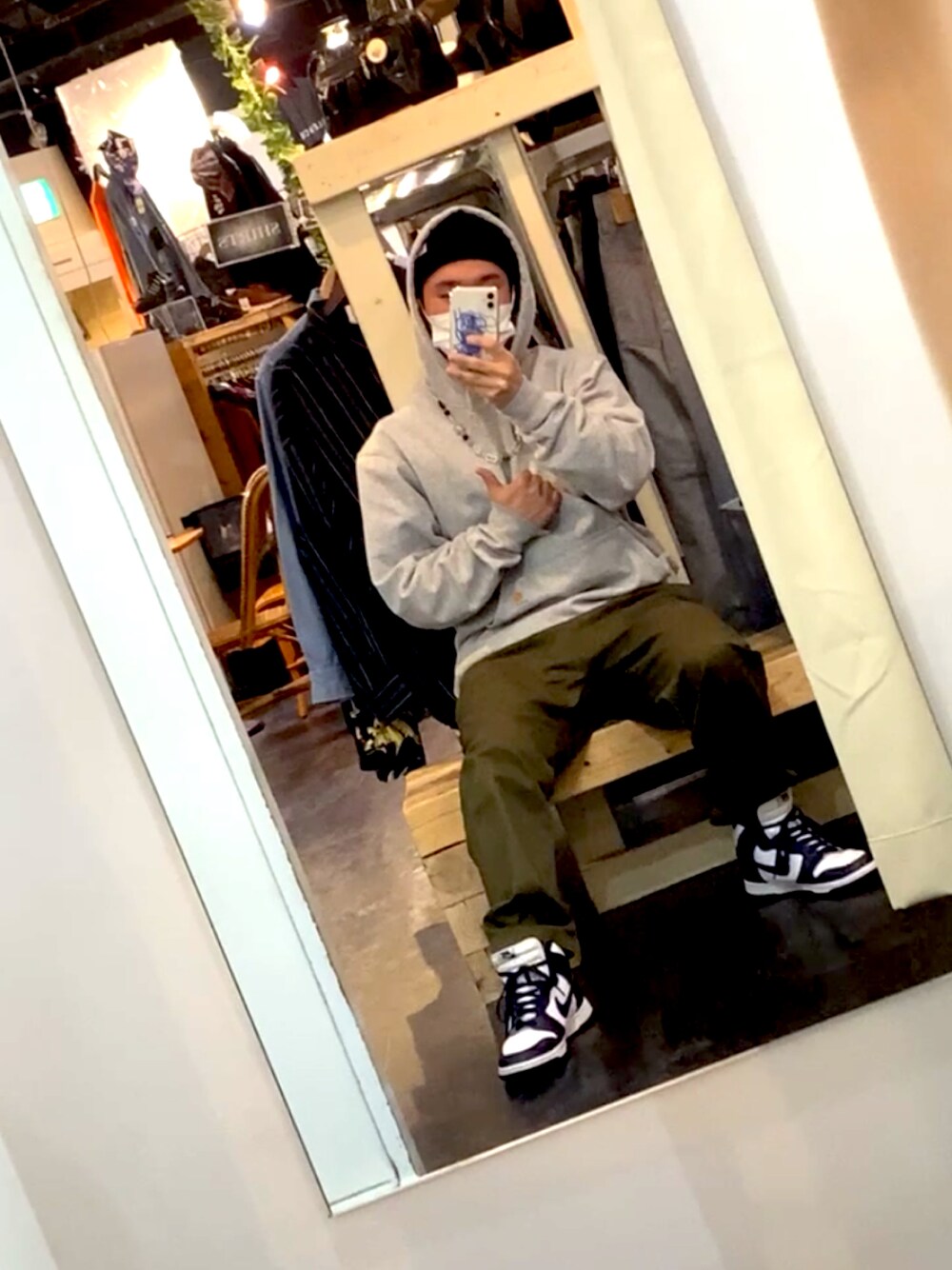 「NIKEのアイテム（スニーカー、ブルー系）」を使った、Toモきさん（メンズ・170cm）の冬コーディネートの1枚目の写真