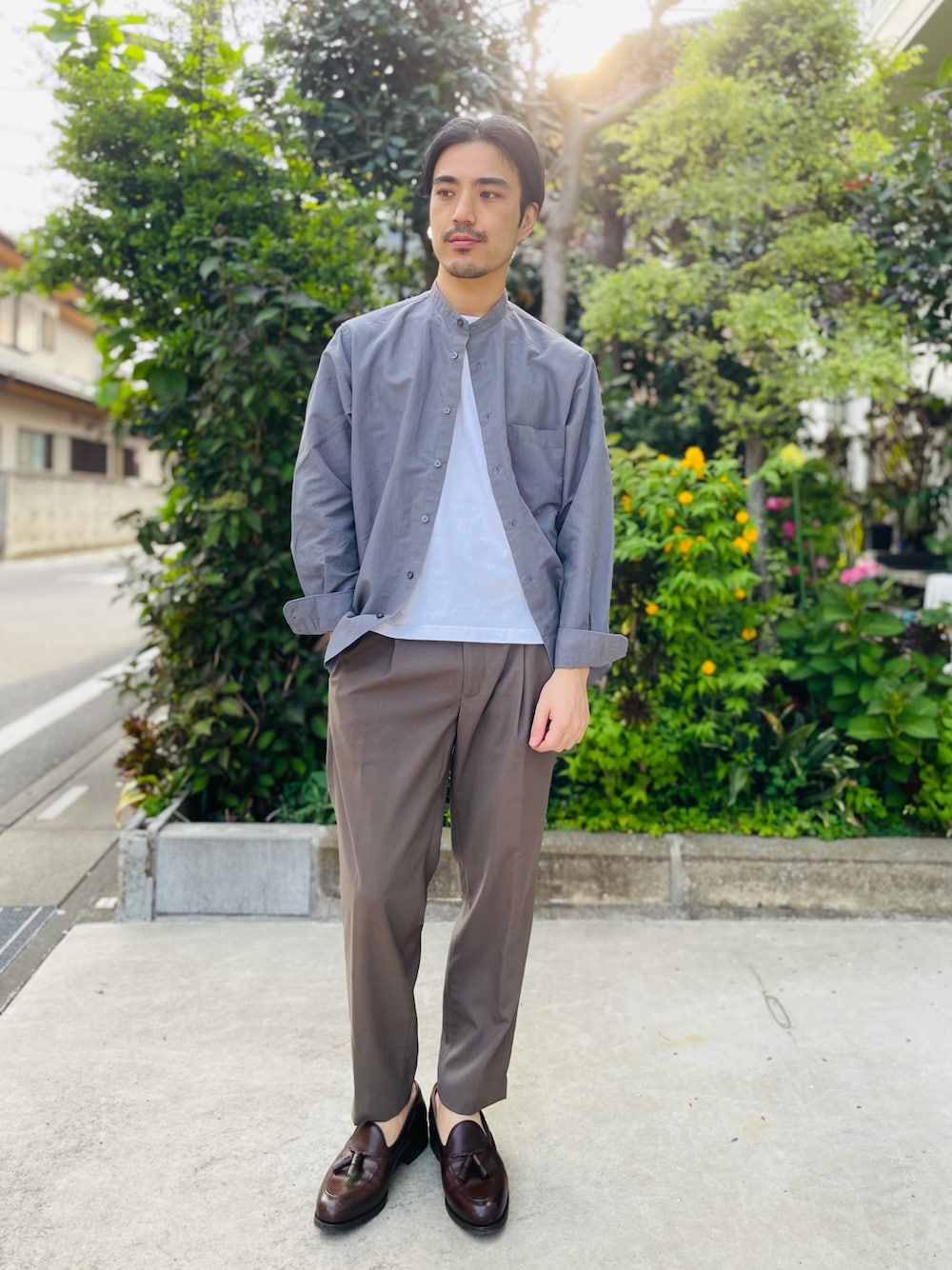 グレー系のシャツ/ブラウス、ブラウン系のスラックス、ブラウン系のドレスシューズを着用したメンズの春コーディネートの1枚目の写真