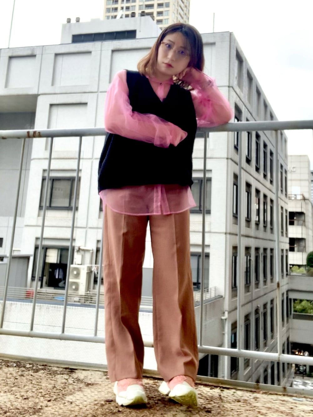「スラックス、ゆったりコーデ、秋服、ラクチンコーデ、ピンクコーデ、オトナカジュアル、ボリューム袖、チュールシャツ、だから秋服が好き、メガネ女子」｜「MAISON SPECIALのソフトチュールシャツ【MAISON SPECIAL/メゾンスペシャル】（シャツ/ブラウス、ピンク系）」を使った、ロシアンチェリー子さん（レディース・155cm）の秋コーディネートの1枚目の写真