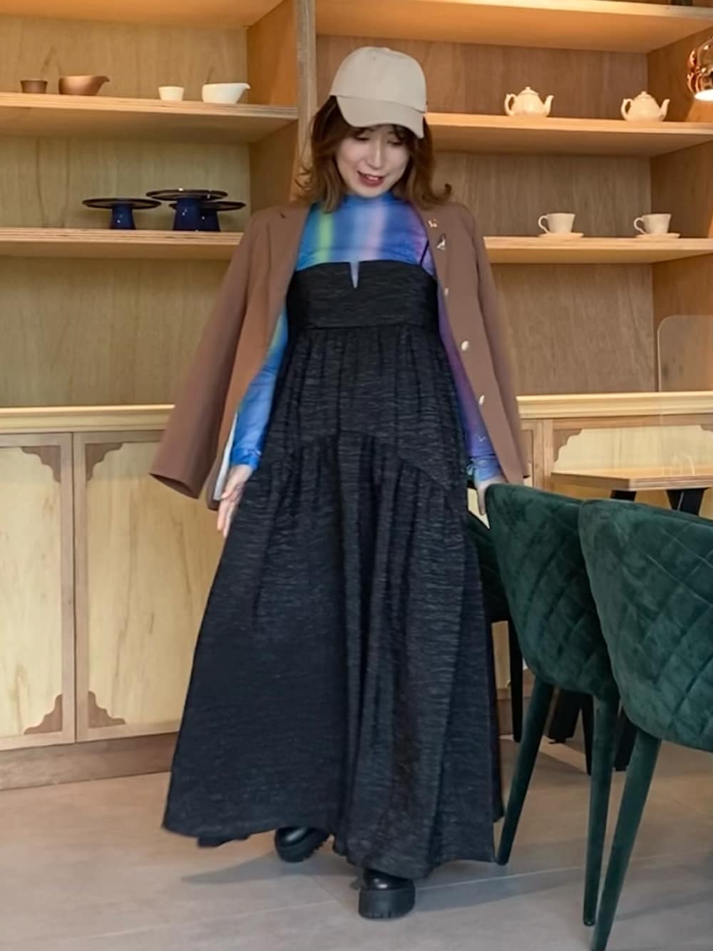 「今日のコーデ、キレイめ、ハイネック、低身長コーデ、着回しコーデ、ロングスカート、アウター、ワンピース、キャップ、キャップ女子、wearhalloween2021、155cm」｜「VARZARの【VARZAR】GOLD STUD OVER FIT BALL CAP / バザール ゴールド スタッズ ロゴ オーバーフィット ベースボール キャップ（キャップ、ベージュ系）」を使った、ロシアンチェリー子さん（レディース・155cm）の秋コーディネートの1枚目の写真