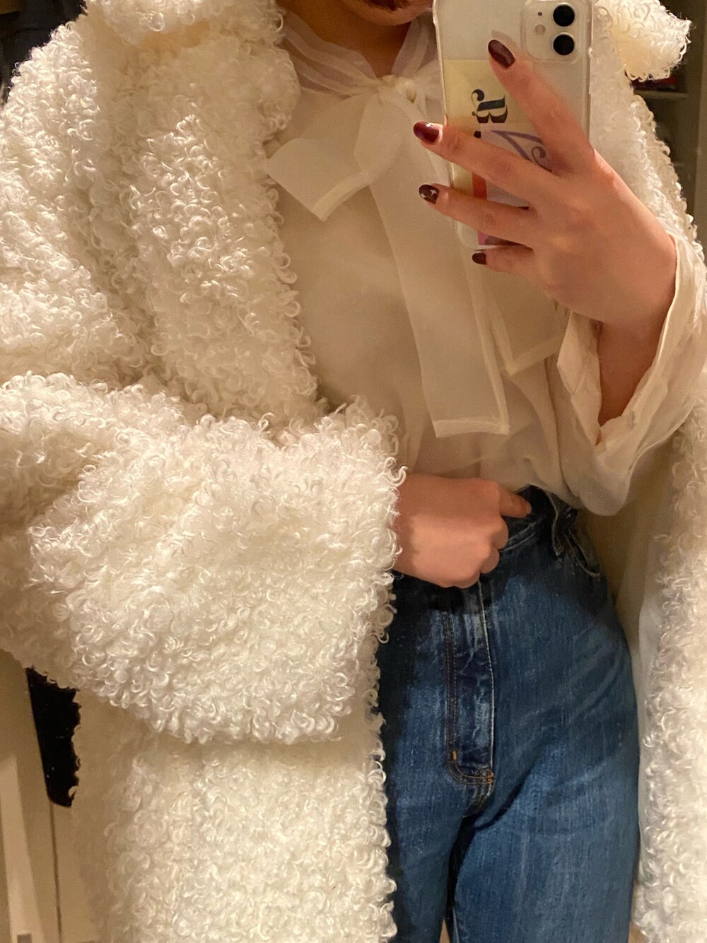 「冬コーデ、おしゃれさんと繋がりたい、大人ガーリー、プチプラコーデ、リボンブラウス、デニムパンツ、フレアデニム、プードルコート、コート、カジュアル、お買い物コーデ、もえてぃんのふく」｜「GUのアイテム（デニムパンツ、その他）」を使った、もえてぃんさん（レディース・160cm）の冬コーディネートの1枚目の写真