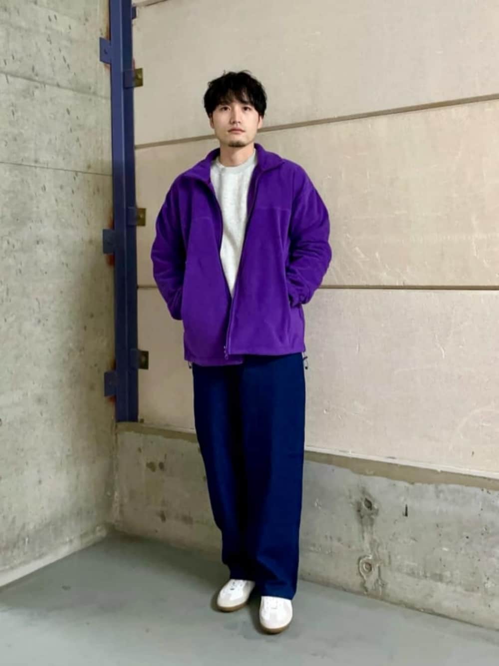 ホワイト系のスニーカー、パープル系のその他アウター、グレー系のスウェットを着用したメンズの冬コーディネートの1枚目の写真