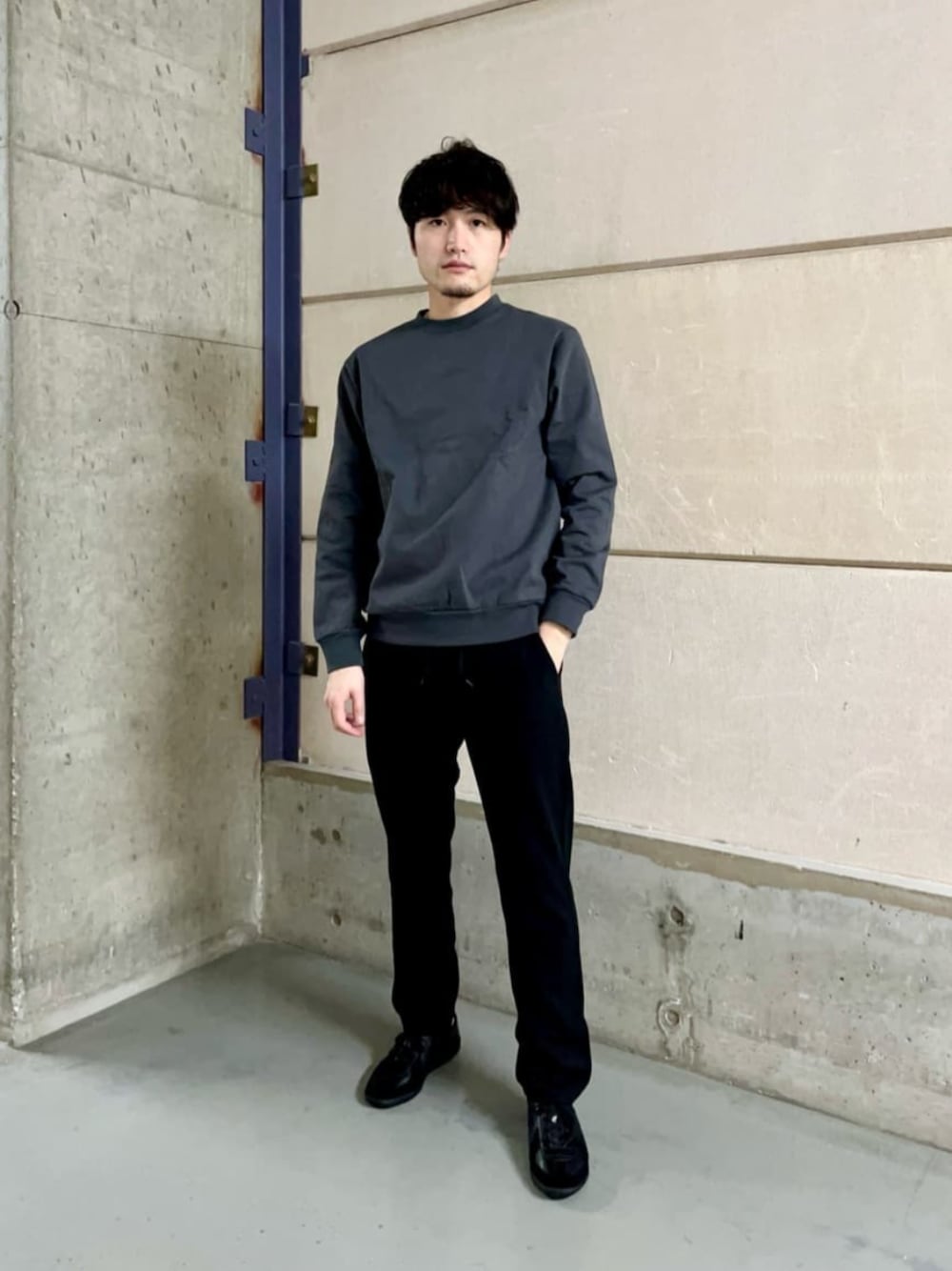 グレー系のTシャツ/カットソー、ブラック系のスウェットパンツ、その他のスニーカーを着用したメンズの冬コーディネートの1枚目の写真