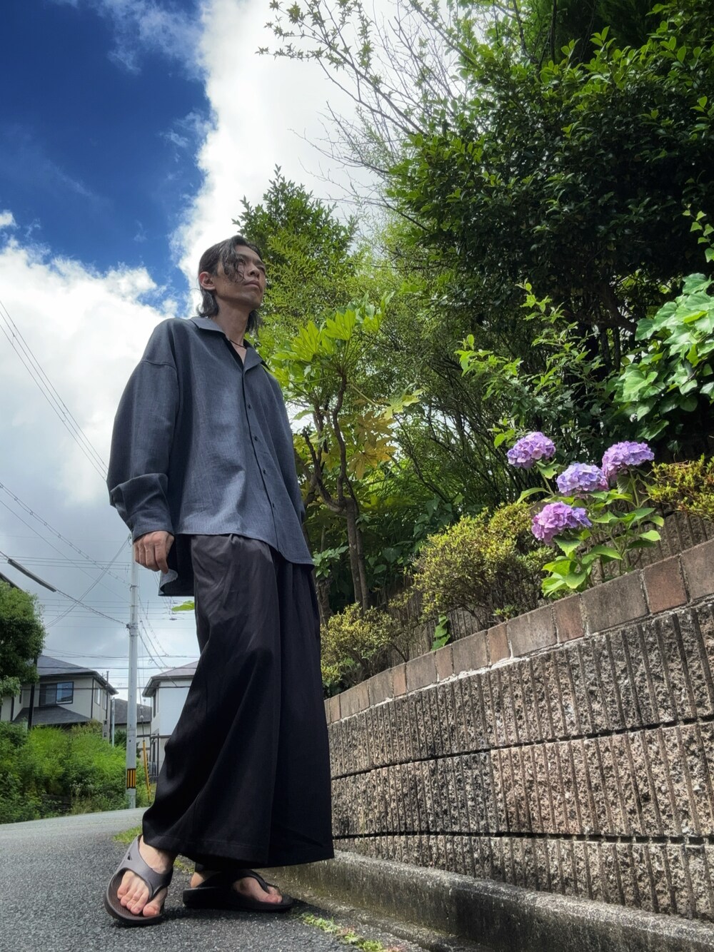 「さらっと晴れやかスナップ、モノトーンコーデ、モード、骨格ナチュラル、プチプラ、シンプル、紫陽花」｜「CASPER JOHNのImitation wool huge shirts/イミテーションウールヒュージシャツ（シャツ/ブラウス、グレー系）」を使った、Luna.さん（骨格ナチュラル・メンズ・172cm）の夏コーディネートの1枚目の写真