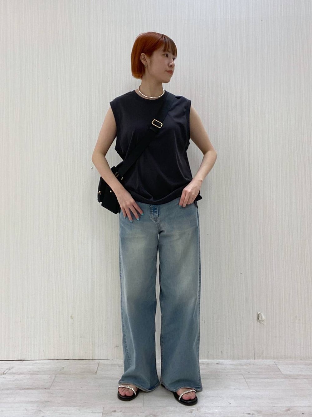 「ワイドパンツ、デニムパンツ、カジュアルコーデ、人気アイテムをチェック！、夏コーデ、BARNYARDSTORM、骨格ウェーブ、ワントーン、メンズライク、カジュアル、ノースリーブ」｜「surtのBARNYARDSTORM / 【SURT】ルーズシルエットデニム【WEB限定サイズL】（デニムパンツ、ブルー系）」を使った、MIYUさん（レディース・163cm）の夏コーディネートの1枚目の写真