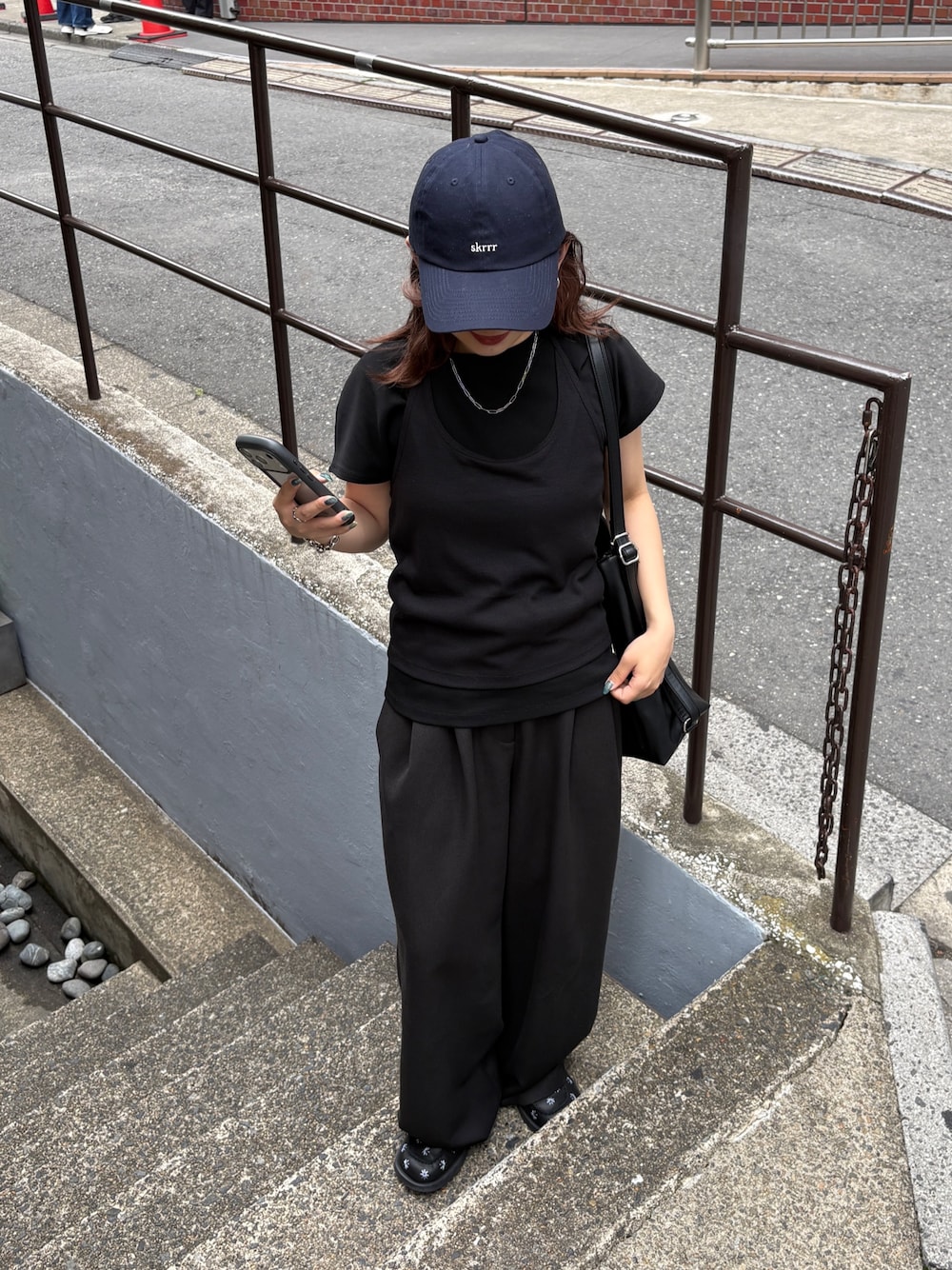 ブラック系のTシャツ/カットソー、ブラック系のショルダーバッグ、ブラック系のスラックスを着用したレディースの夏コーディネートの1枚目の写真