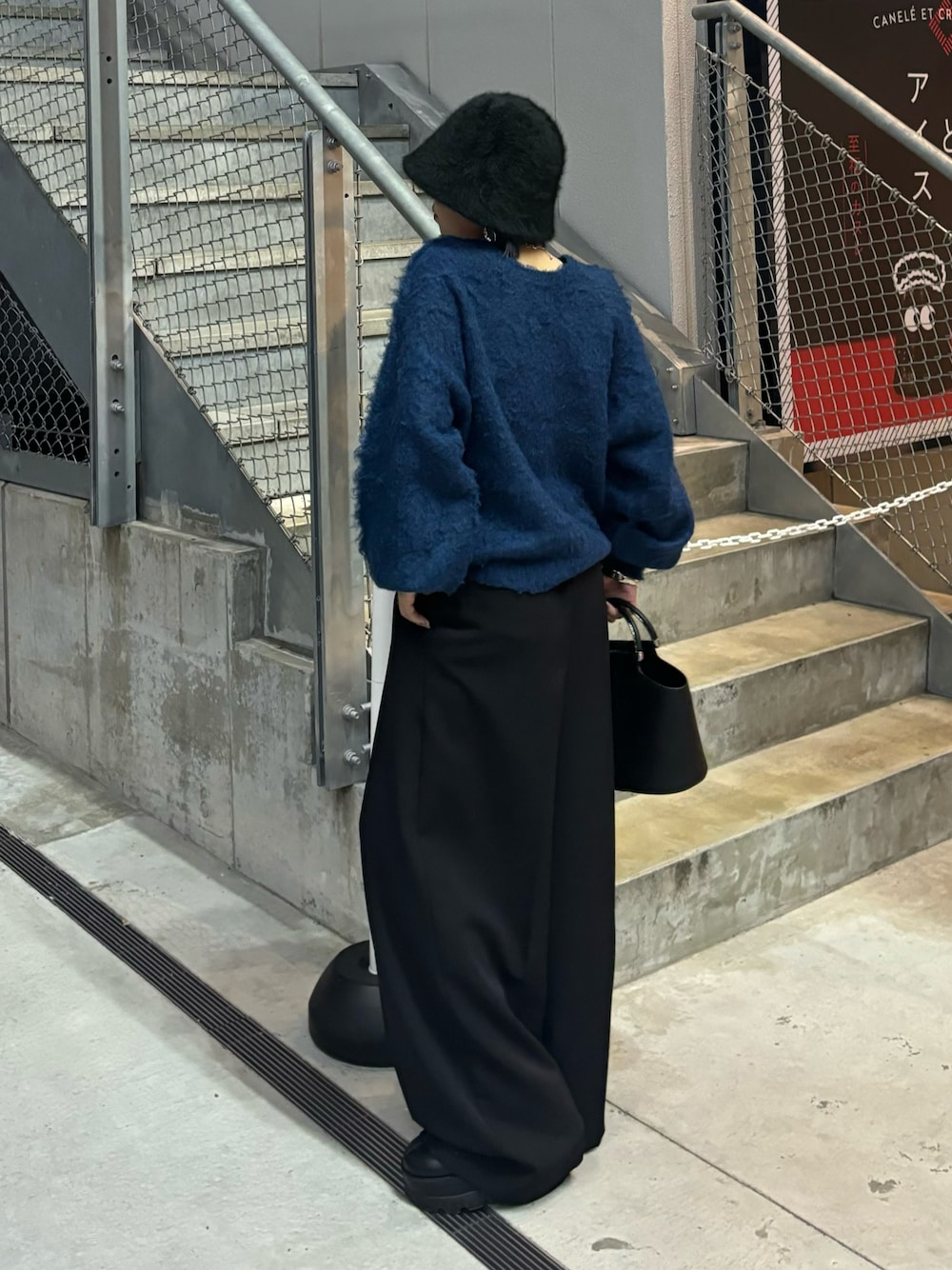 「秋コーデ、コロニー2139、colony 2139、低身長ファッション、低身長女子、バケハ女子、ニットコーデ、モヘアニット、2WAYニット、タックワイドパンツ、ワイドスラックス、ハンドバッグ、モード系、キレイめコーデ」｜「COLONY 2139のシャギーバケットハット（ハット、ブラック系）」を使った、Mikuさん（レディース・147cm）の秋コーディネートの1枚目の写真