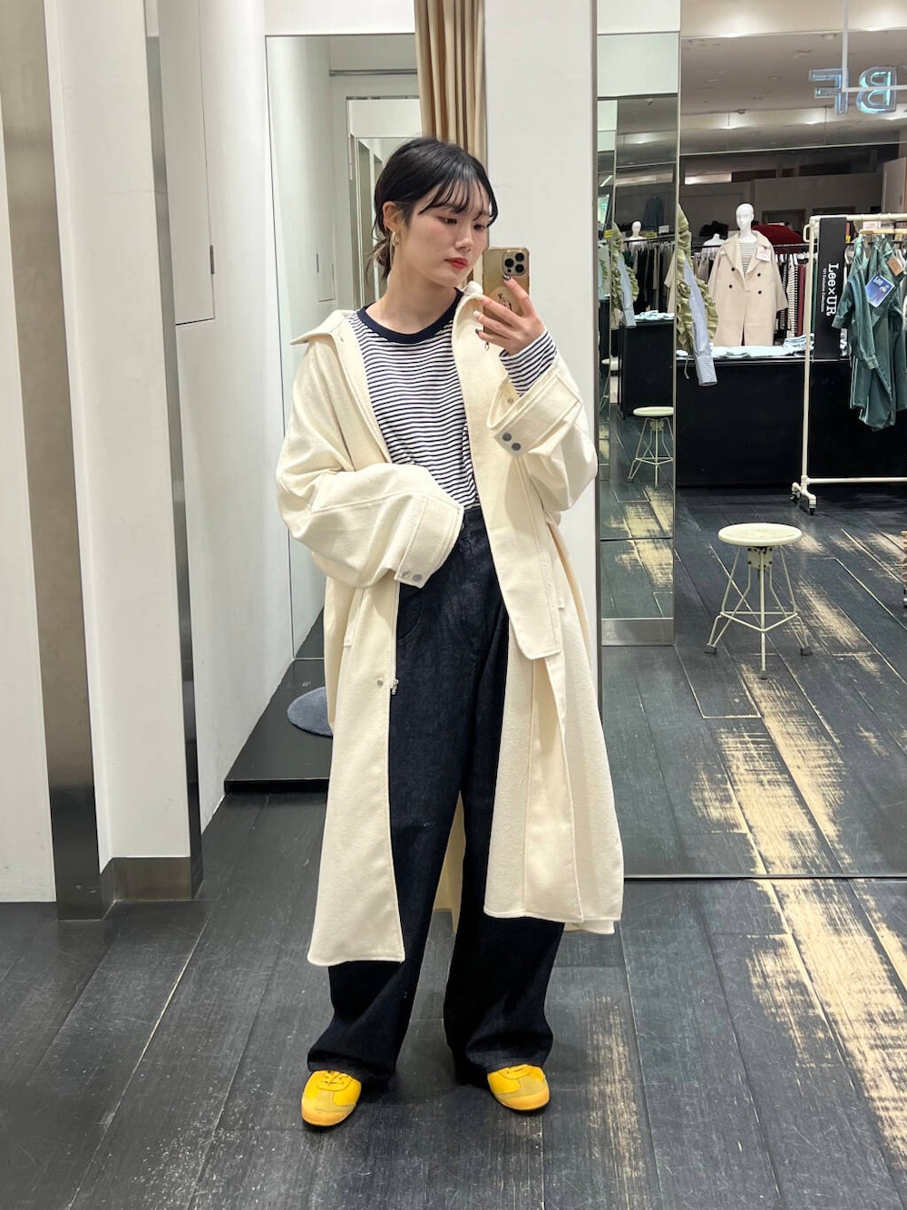 「大人カジュアル、デニム、カジュアルコーデ、ボーダー、kbf_ootd、KBF、春コーデ、スプリングコート、デニムコーデ、ボーダーカットソー、高身長コーデ、骨格ナチュラル」｜「KBFの『一部WEB限定カラー』『3サイズ展開』BIGポケットデザインデニム（デニムパンツ、ブルー系）」を使った、furi82さん（レディース・165cm）の冬コーディネートの1枚目の写真
