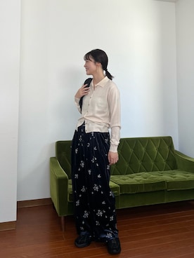 「KBF（ケイビーエフ）のフライボタンベロアパンツ（その他パンツ、ブルー系）」を使った、こばさん（レディース・165cm）の夏コーディネート