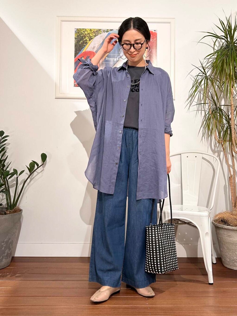 「シンプル、大人カジュアル、ママコーデ、アラフォーコーデ、30代、楽ちん、30代コーデ、高身長、アラフォー、紫外線対策、イエベ、骨格ナチュラル、ママの体型カバー_骨盤、ママの体型カバー、イエベ×骨格ナチュラル」｜「URBAN RESEARCH DOORSのラミーコットンビックシャツ（シャツ/ブラウス、ブルー系）」を使った、横内さん（レディース・164cm）の春コーディネートの1枚目の写真