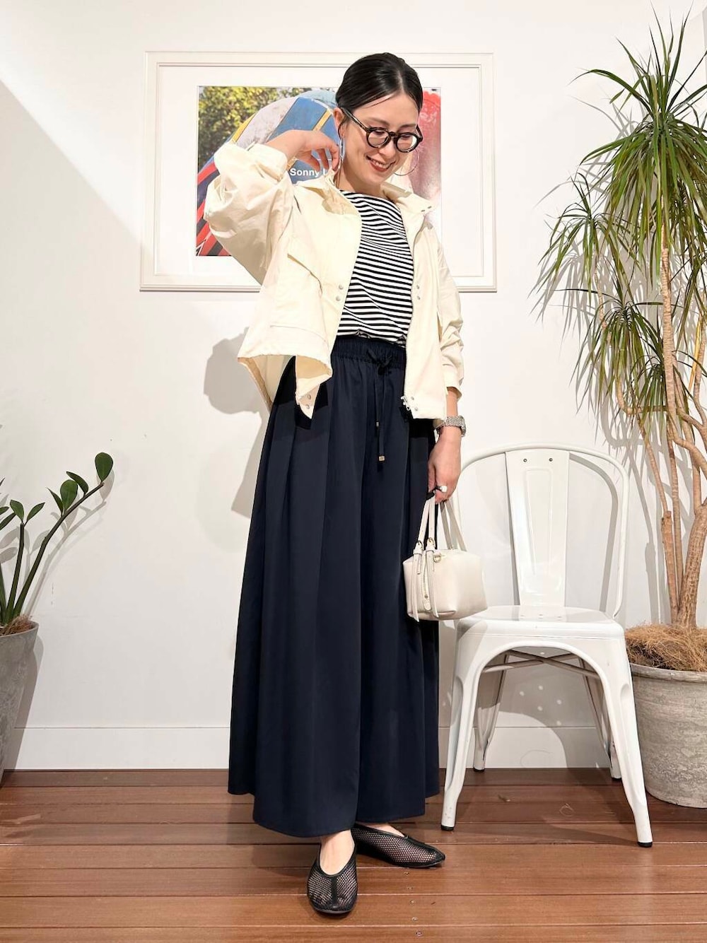 「シンプル、大人カジュアル、ママコーデ、アラフォーコーデ、楽ちん、30代コーデ、高身長、アラフォー、イエベ、骨格ナチュラル、ママの体型カバー_骨盤、ママの体型カバー、イエベ×骨格ナチュラル、春のジャケットコーデ」｜「VIOLAd'OROのVIOLAd’ORO　VOGUE V-1566（ハンドバッグ、ホワイト系）」を使った、横内さん（レディース・164cm）の春コーディネートの1枚目の写真