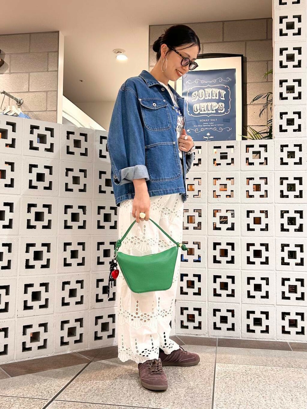 「シンプル、大人カジュアル、ママコーデ、アラフォーコーデ、楽ちん、30代コーデ、高身長、アラフォー、イエベ、骨格ナチュラル、ママの体型カバー_骨盤、ママの体型カバー、イエベ×骨格ナチュラル、春のジャケットコーデ」｜「GOOD ROCK SPEEDのGOOD ROCK SPEED　FORD T-SHIRTS（Tシャツ/カットソー、ホワイト系）」を使った、横内さん（レディース・164cm）の春コーディネートの1枚目の写真