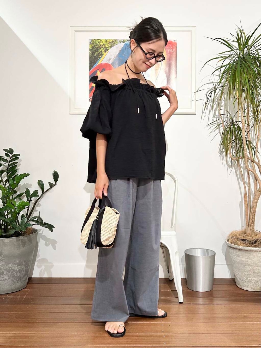 「ママコーデ、newarrival、アラフォーコーデ、30代、40代、旅行コーデ、アラフォー、骨格ナチュラル、暑い、ここでしか手に入らない別注アイテム、私のイチ推しブランド、ナチュラル×高身長、ナチュラル×きれいめ、やや暑い、私が選ぶセールアイテム25ss」｜「URBAN RESEARCH Sonny Labelの機能素材イージーワイドパンツ（その他パンツ、グレー系）」を使った、横内さん（レディース・164cm）の夏コーディネートの1枚目の写真