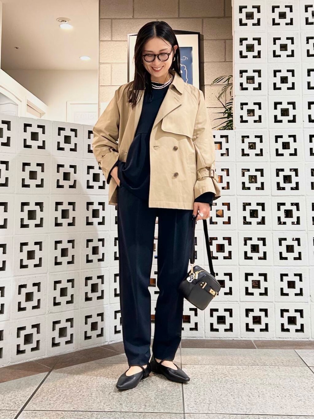 「シンプル、大人カジュアル、ママコーデ、セレモニースタイル、アラフォーコーデ、楽ちん、30代コーデ、高身長、アラフォー、イエベ、骨格ナチュラル、ママの体型カバー_骨盤、ママの体型カバー、ナチュラル×イエベ春、春アウターコーデ」｜「URBAN RESEARCH DOORSのペプラムトップスセットアップ（セットアップ、ブルー系）」を使った、横内さん（レディース・164cm）の春コーディネートの1枚目の写真