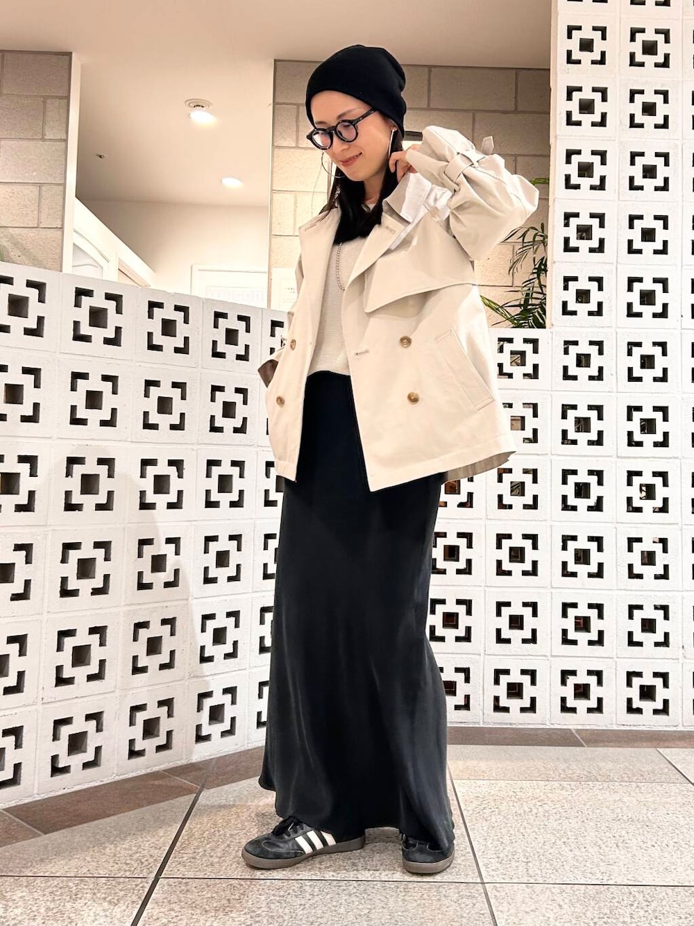 「シンプル、大人カジュアル、ママコーデ、アラフォーコーデ、楽ちん、30代コーデ、高身長、アラフォー、イエベ、骨格ナチュラル、ママの体型カバー_骨盤、ママの体型カバー、イエベ×骨格ナチュラル、春のジャケットコーデ」｜「URBAN RESEARCH Sonny Labelのワンハンドルバケツショルダーバッグ（ショルダーバッグ、ブラック系）」を使った、横内さん（レディース・164cm）の春コーディネートの1枚目の写真