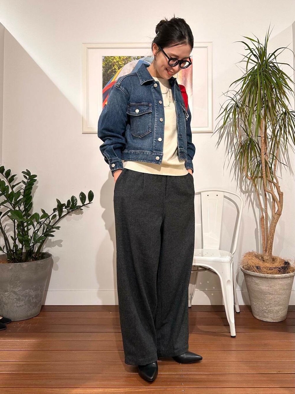 「シンプル、大人カジュアル、デニム、ママコーデ、シンプルコーデ、アラフォーコーデ、デニムシャツ、楽ちん、30代コーデ、高身長、アラフォー、イエベ、骨格ナチュラル、ママの体型カバー_骨盤、ママの体型カバー」｜「REMMEのREMME　ウエスタンミュール（その他シューズ、ブラック系）」を使った、横内さん（レディース・164cm）の冬コーディネートの1枚目の写真