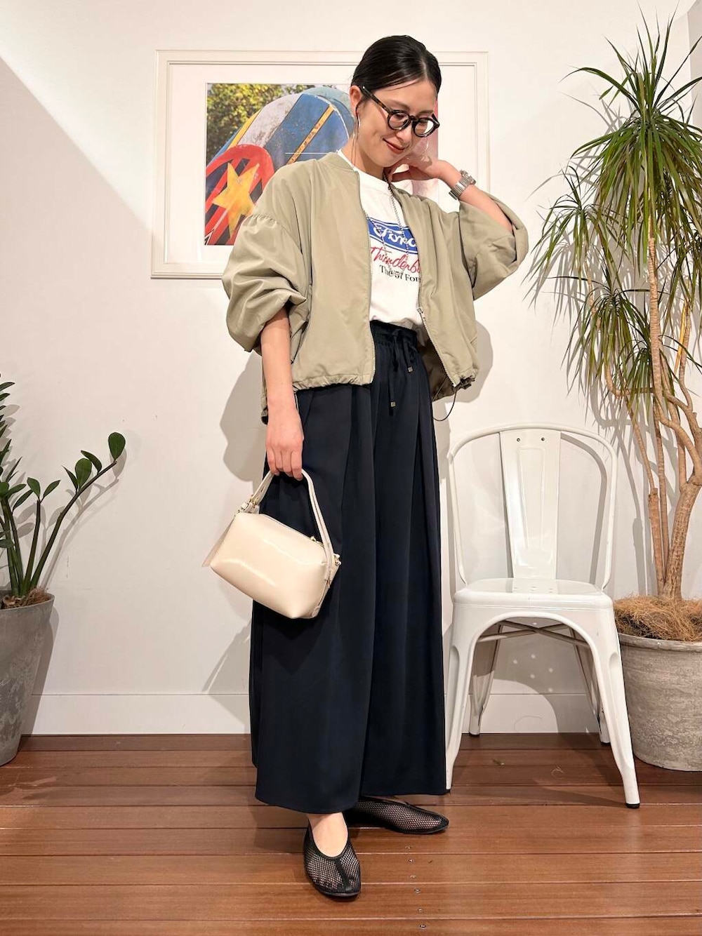 「シンプル、大人カジュアル、ママコーデ、アラフォーコーデ、楽ちん、30代コーデ、高身長、アラフォー、イエベ、骨格ナチュラル、ママの体型カバー_骨盤、ママの体型カバー、イエベ×骨格ナチュラル、春のジャケットコーデ」｜「VIOLAd'OROのVIOLAd’ORO　VOGUE V-1566（ハンドバッグ、ホワイト系）」を使った、横内さん（レディース・164cm）の春コーディネートの1枚目の写真