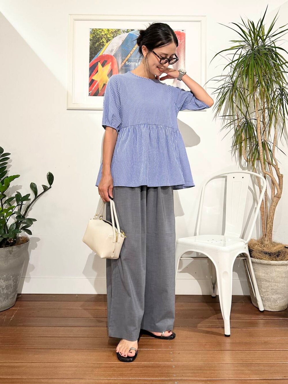 「ママコーデ、ナチュラル、夏コーデ、30代、お出かけコーデ、旅行コーデ、骨格ナチュラル、暑い、帰省コーデ、ナチュラル×きれいめ、洒落見えイージーパンツ×サンダル、私が選ぶセールアイテム25ss」｜「VIOLAd'OROのVIOLAd’ORO　VOGUE V-1566（ハンドバッグ、ホワイト系）」を使った、横内さん（レディース・164cm）の夏コーディネートの1枚目の写真