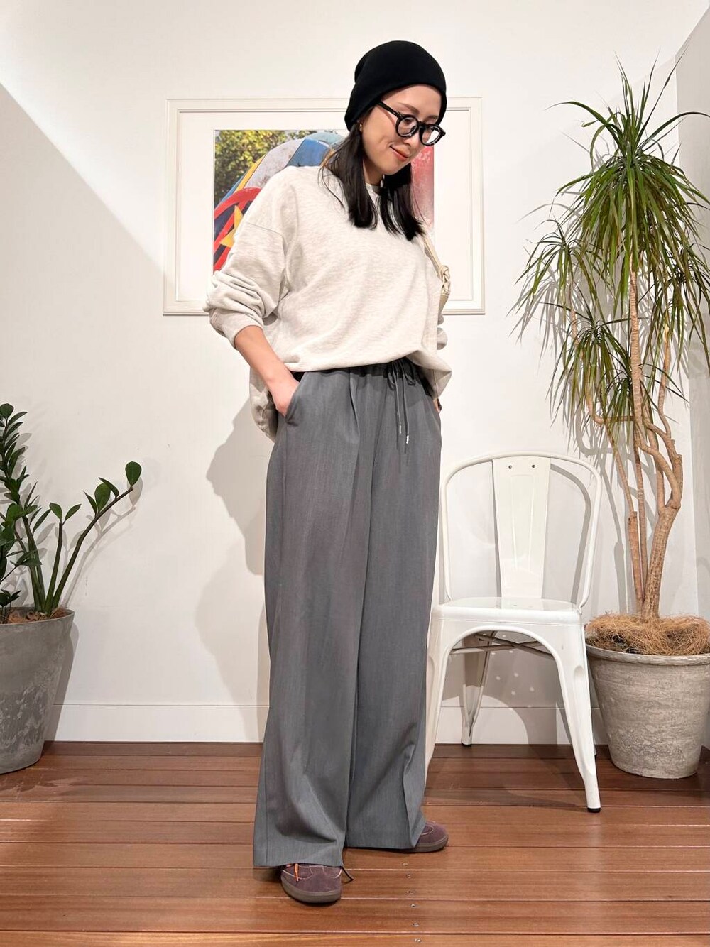 「シンプル、大人カジュアル、ママコーデ、アラフォーコーデ、楽ちん、30代コーデ、高身長、アラフォー、イエベ、骨格ナチュラル、ママの体型カバー_骨盤、ママの体型カバー、スタッフのこれ買いました、新作スニーカーコーデ、イエベ×骨格ナチュラル」｜「URBAN RESEARCH DOORSのSSロールワッチ（ニットキャップ/ビーニー、ブラック系）」を使った、横内さん（レディース・164cm）の春コーディネートの1枚目の写真