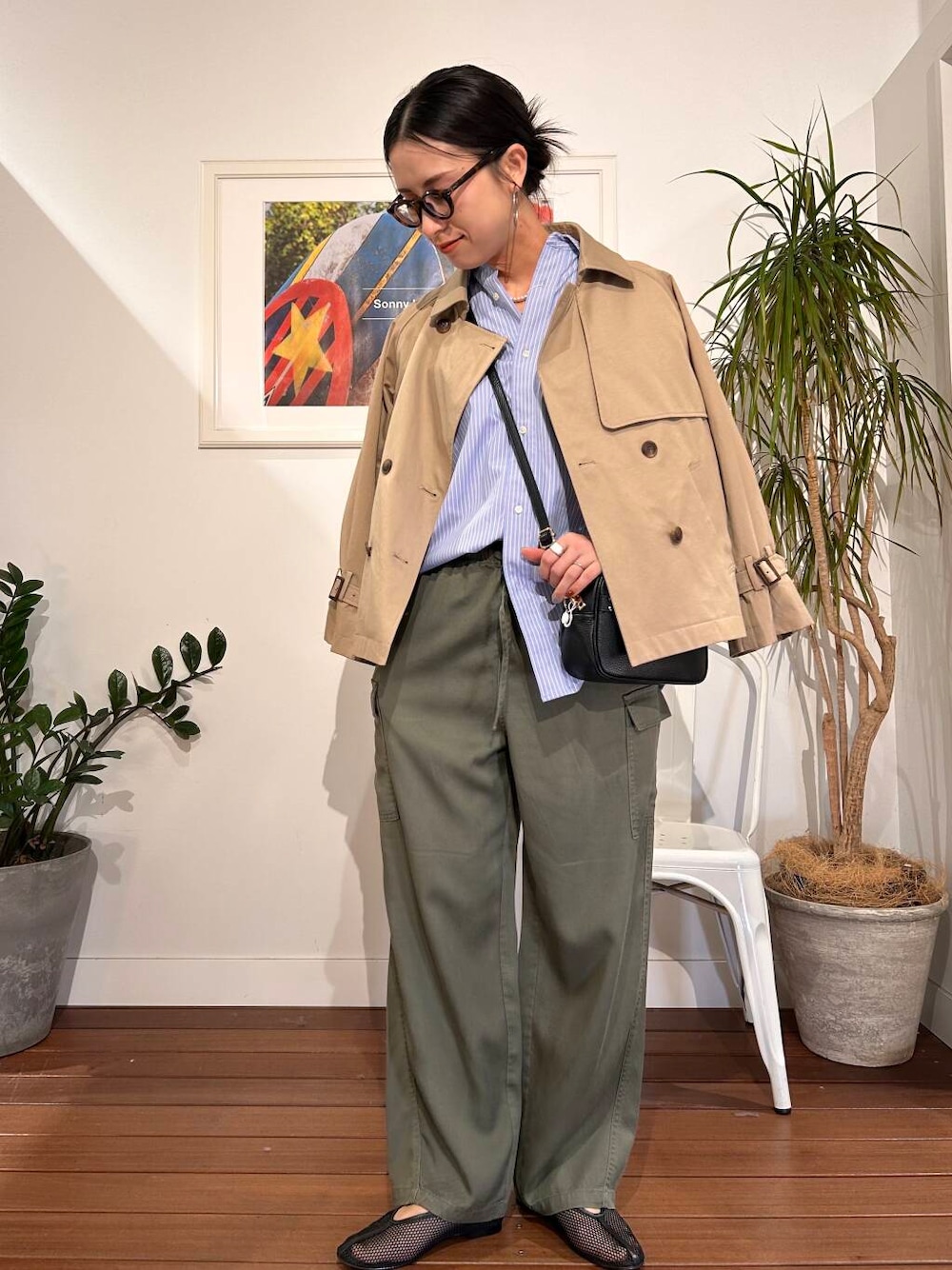 「シンプル、大人カジュアル、デニム、ママコーデ、春アウター、アラフォーコーデ、楽ちん、30代コーデ、アラフォー、イエベ、骨格ナチュラル、ママの体型カバー_骨盤、ママの体型カバー、高身長オススメアウター、一推しアウター×ナチュラル」｜「URBAN RESEARCH Sonny Labelのパールコイン二連ネックレス（ネックレス、シルバー系）」を使った、横内さん（レディース・164cm）の冬コーディネートの1枚目の写真