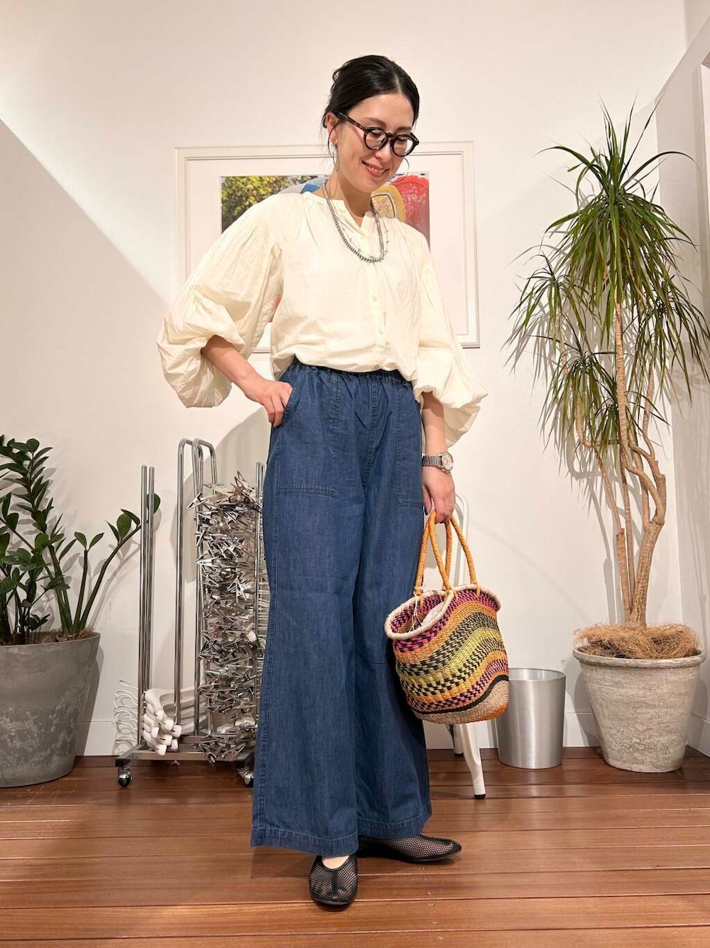 「シンプル、大人カジュアル、ママコーデ、アラフォーコーデ、楽ちん、30代コーデ、高身長、アラフォー、イエベ、ママの体型カバー_骨盤、ママの体型カバー、イエベ×骨格ナチュラル、ブラウスが主役の春コーデ」｜「REMMEのREMME　メッシュフラットシューズ（その他シューズ、ブラック系）」を使った、横内さん（レディース・164cm）の春コーディネートの1枚目の写真