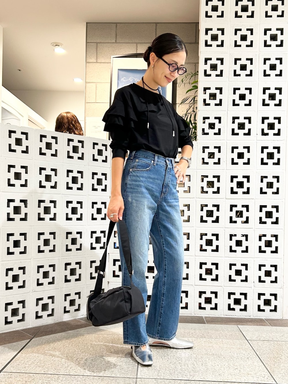 「秋服準備はじめました、シンプルコーデ、旬顔デニムコーデ、大人かわいい、秋、キレイめカジュアル、きれいめコーデ、ママファッション、秋っぽコーデ更新中」｜「URBAN RESEARCH Sonny Labelの『WEB限定』ショルダーフリルプルオーバー（Tシャツ/カットソー、ブラック系）」を使った、yokouchiさん（骨格ナチュラル・レディース・164cm）の秋コーディネートの1枚目の写真
