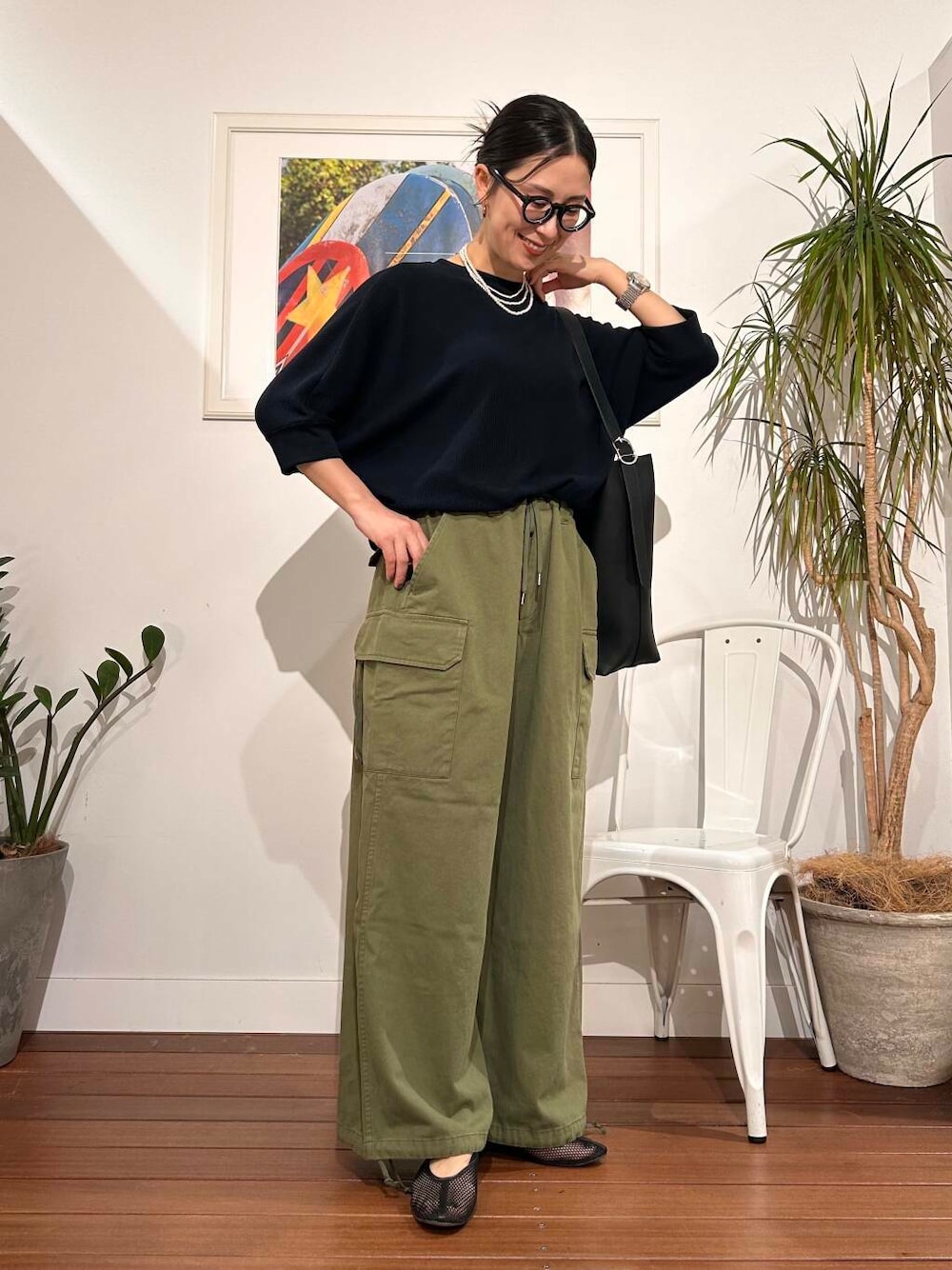 「シンプル、大人カジュアル、ママコーデ、アラフォーコーデ、楽ちん、30代コーデ、高身長、アラフォー、イエベ、春カラーコーデ、骨格ナチュラル、ママの体型カバー_骨盤、ママの体型カバー、イエベ×骨格ナチュラル」｜「URBAN RESEARCH DOORSのタックフライスワイドTシャツ（Tシャツ/カットソー、ブルー系）」を使った、横内さん（レディース・164cm）の春コーディネートの1枚目の写真